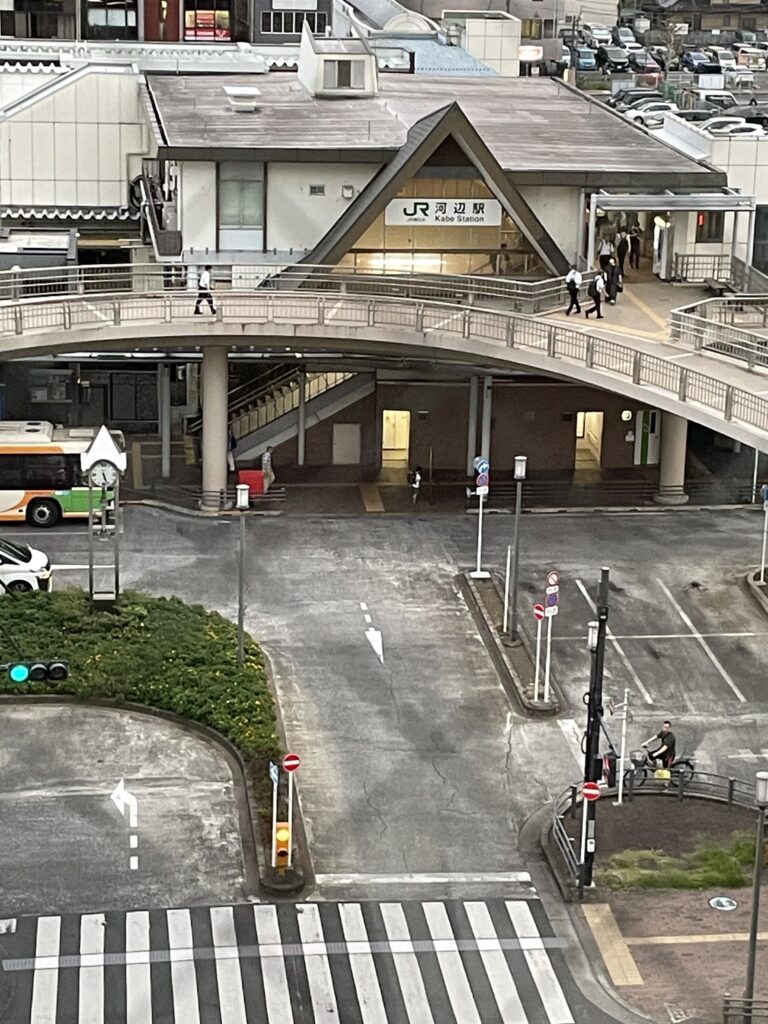 河辺駅から近い。駐車場も利用者は5時間無料